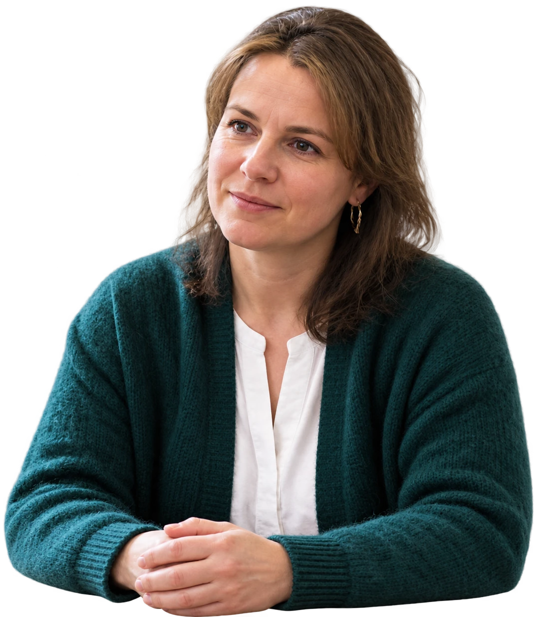 Een therapeut met gevouwen handen luistert aandachtig